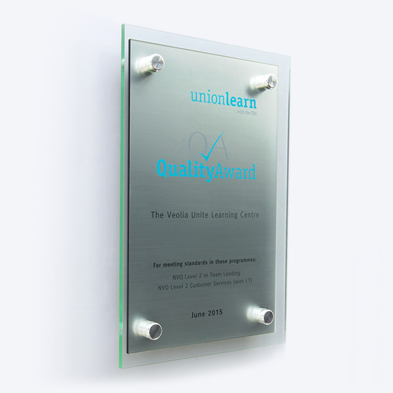 Frameless plaque mounted on a wall | Source: Laserart